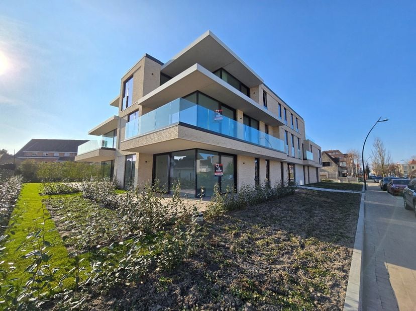 Groot 3 slpk appartement in de residentie Parelduiker te Sint-Idesbald.<br />
Het appartement omvat inkomhal met vestiaire en wc, 3 slaapkamers en 2 b