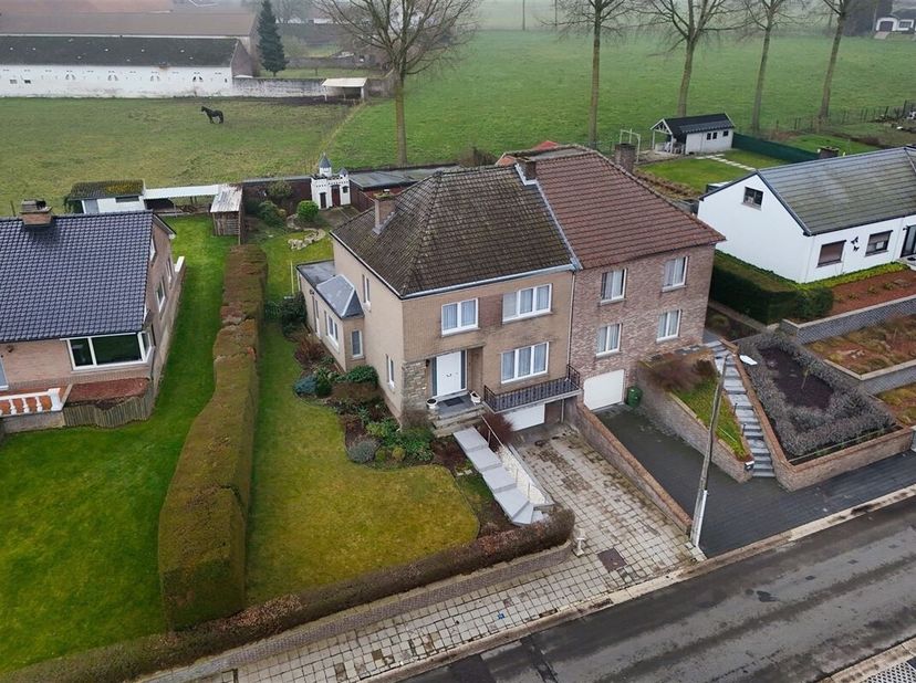 Goed onderhouden gezinswoning met 3 slaapkamers rustig en centraal gelegen<br />
Omgeving:<br />
+ Gelegen in een rustige en aangename woonomgeving<br