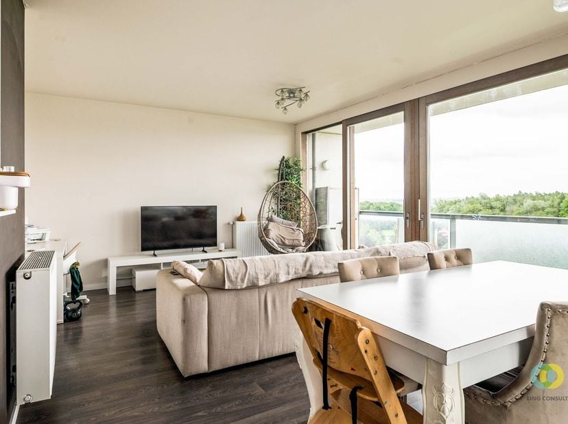 Situé sur une localisation prisée à proximité du domaine verdoyant des Trois Fontaines, cet appartement lumineux se trouve au sixième étage d'un immeu