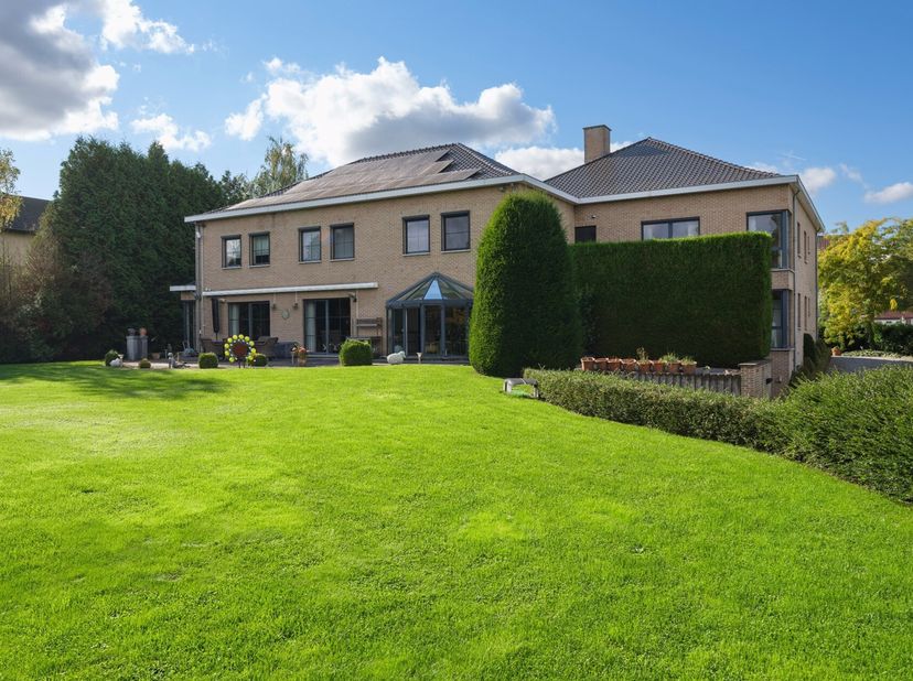 Cette maison spacieuse et confortable offre tout ce dont vous avez besoin pour vivre de manière moderne. Avec un espace de vie lumineux, une cuisine m