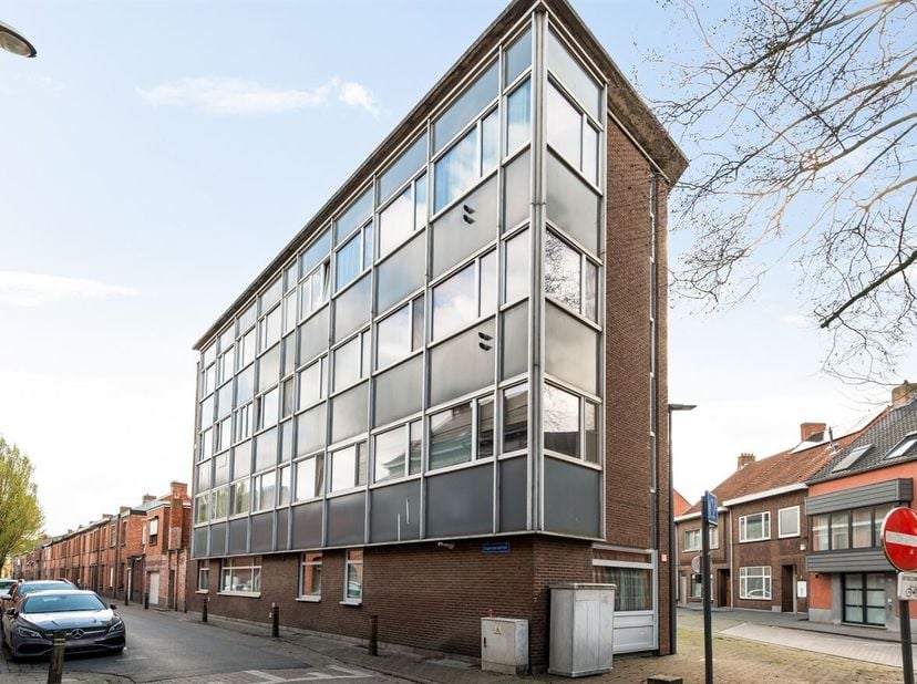 Goed onderhouden appartement met 2 slaapkamers<br />
Locatie:<br />
Het appartement is gunstig gelegen nabij winkels, scholen en sportfaciliteiten. He