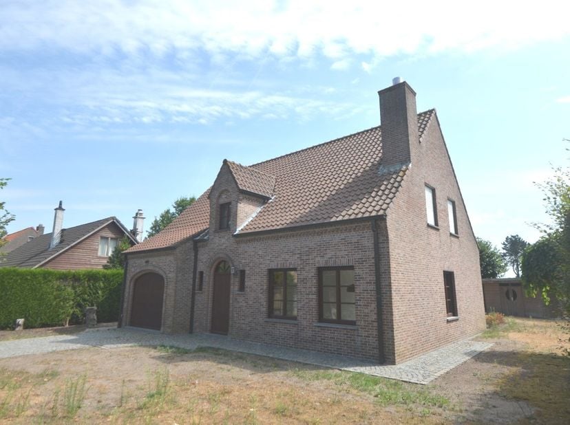 Vrijstaande woning, pas volledig geschilderd en instapklaar.<br />
Centraal gelegen nabij invalswegen, centrum en handelskilometer.<br />
Vrij vanaf h