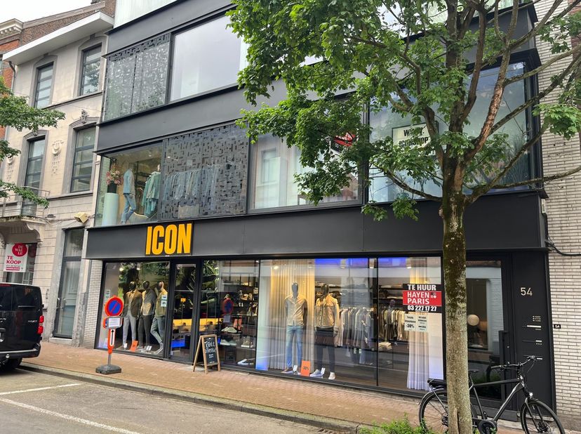 Vous recherchez un emplacement prestigieux pour votre activité ? Ce commerce situé à l’Aldestraat 54 à Hasselt vous offre le mélange parfait de style,