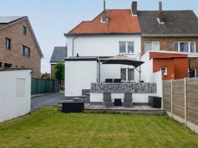 Rustig gelegen woning met 2 slaapkamers en een grote tuin.<br />
<br />
Deze ruime en lichtrijke woning is rustig gelegen, op korte afstand van het ce
