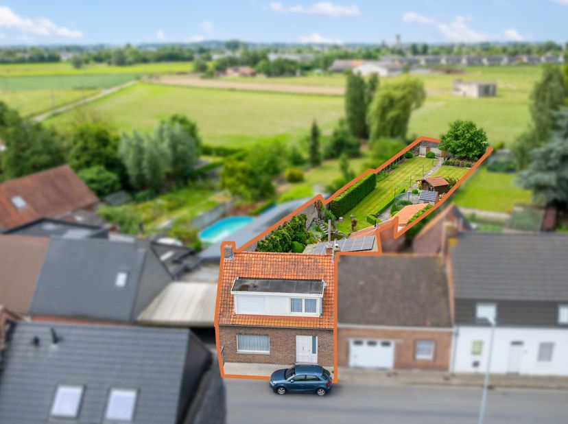 Goed onderhouden woning met diepe tuin zoekt nieuwe eigenaars!<br />
We betreden de woning via de ruime inkomhal. Vervolgens komen we in de leefruimte