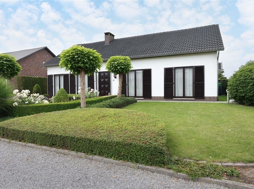Landelijk gelegen charmante gezinswoning met 3 slaapkamers op een zonnig perceel van 6a<br />
<br />
Omgeving:<br />
+ Gelegen in het rustige en la
