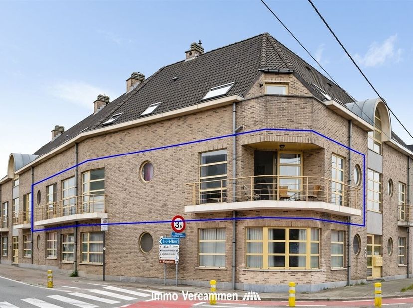 Lichtrijk appartement te Onze-Lieve-vrouw-Waver.<br />
Dit knappe appartement is gelegen op de eerste verdieping van een kleinschalige residentie, vlo
