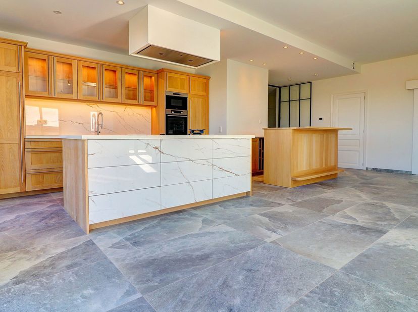 Prachtige penthouse , eerste bewoning bestande uit:<br />
Inkomhal - apart toilet +- 9 m² met veiligheidsdeur<br />
- Woonkamer +- 26 m² met open keuk