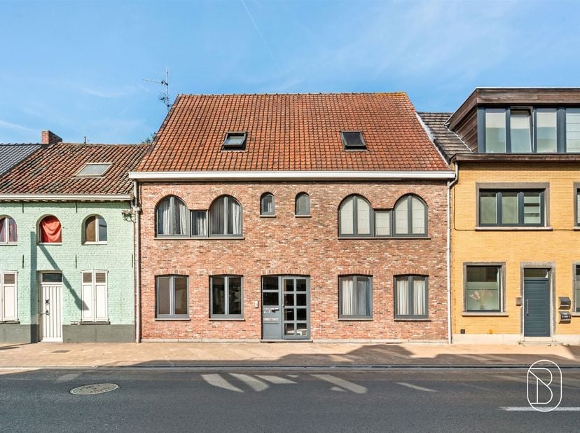 Bent u op zoek naar een appartement te koop in Oostrozebeke? Dit instapklare 2-slaapkamerappartement op de eerste verdieping van een kleinschalige res