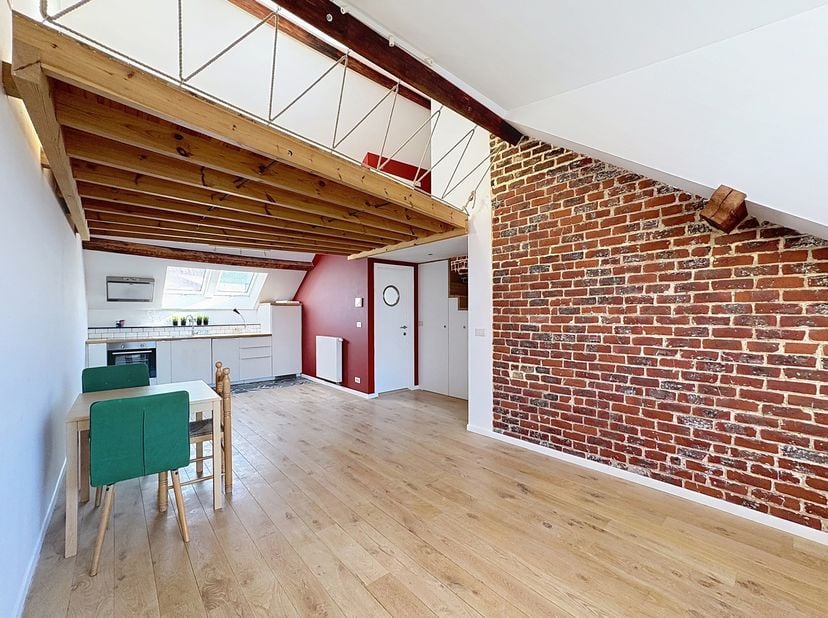 WE INVEST Ixelles vous invite à découvrir ce joli appartement situé rue Dethy, rénové récemment avec goût, d'une superficie de +/_ 45 m2 comprenant: u