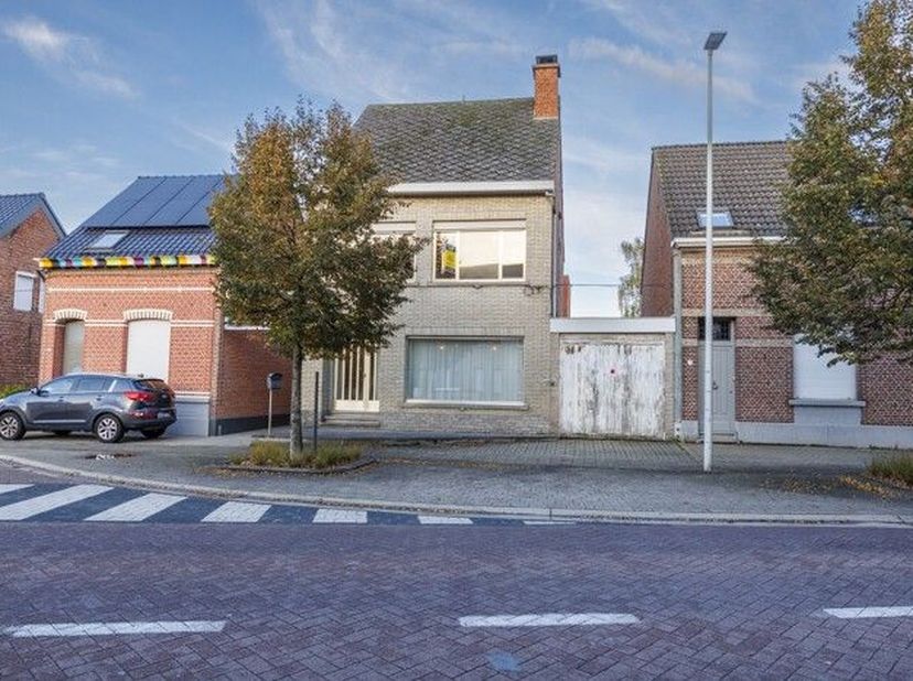 TE RENOVEREN WONING <br />
 <br />
Indeling:   <br />
- Gelijkvloers: inkomhal, vestiaire, leefruimte, keuken met bijkeuken, badkamer, toilet;  <br />