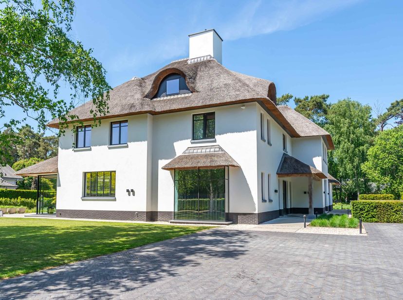 Deze bijzondere en zeer luxueuze villa is gelegen op een unieke en bosrijke toplocatie in de vermaarde villawijk de "Goudkust" te Lanaken. De moderne