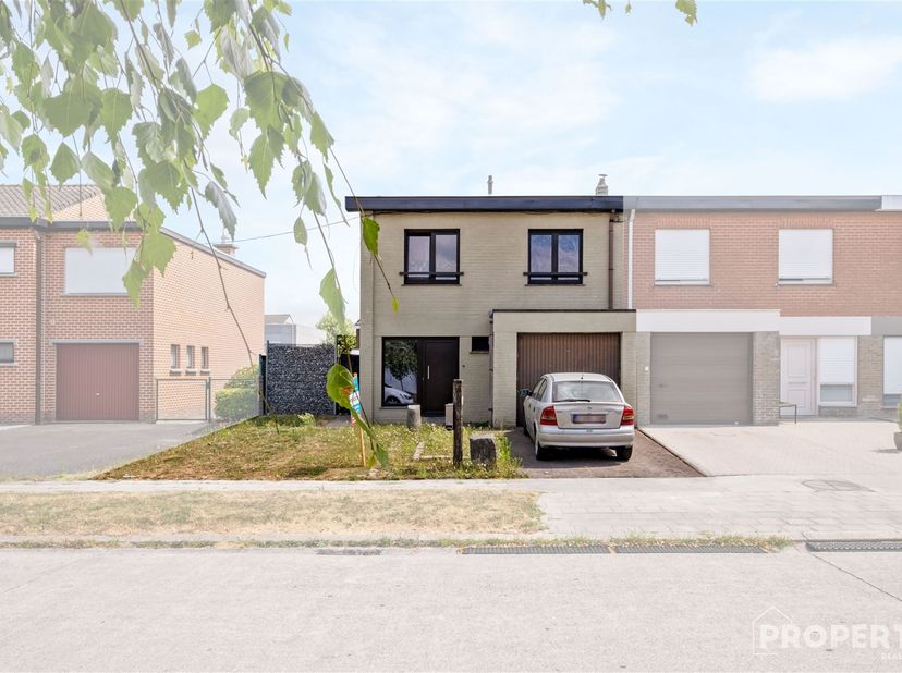 Welkom in de Kollegelaan 45 te Harelbeke, een halfopen woning met een praktische indeling, conforme elektriciteit en een aangename ligging op korte af