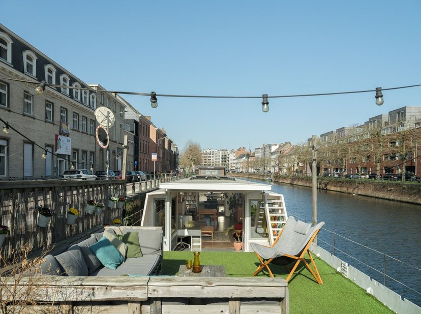 Langs de sfeervolle Visserij in Gent wacht een bijzonder thuis op wie op zoek is naar een alternatieve woonbeleving zonder in te boeten aan comfort of