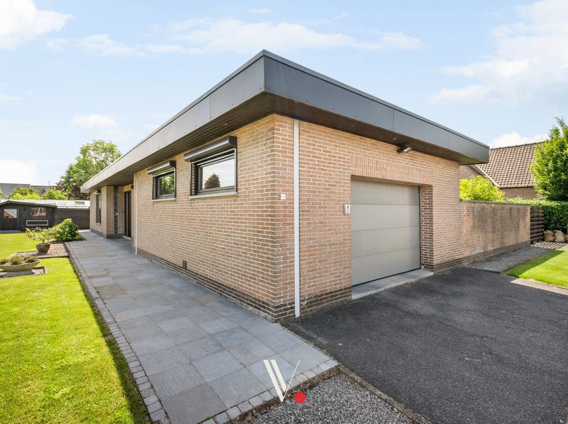 Bent u op zoek naar een uitzonderlijk ruime, gelijkvloerse woning die u volledig naar eigen smaak kunt renoveren? Deze solide bungalowwoning bevindt z