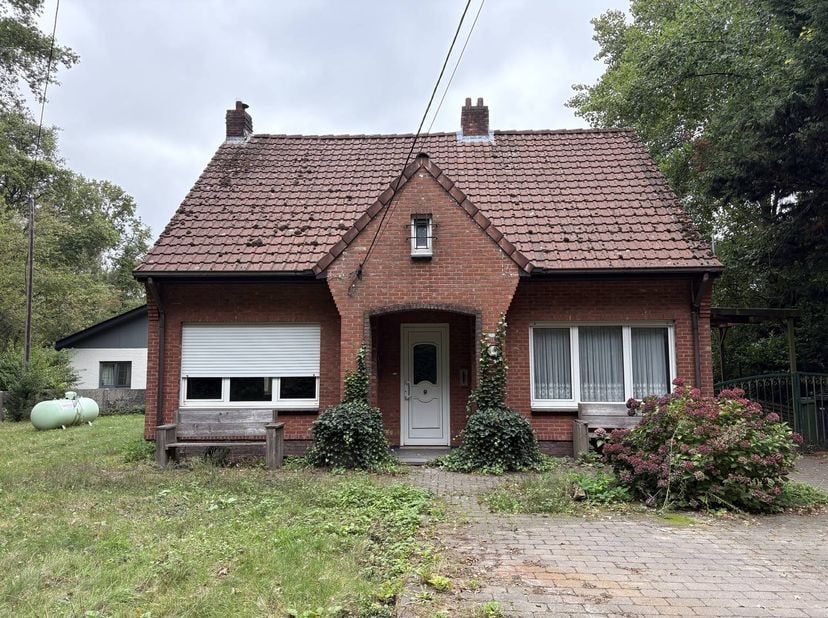 Indeling als volgt;<br />
Gelijkvloers:<br />
- Achterinkom/(was)berging<br />
- Keuken<br />
- Tussenkamer die uitgeeft op de badkamer en kelder<br /