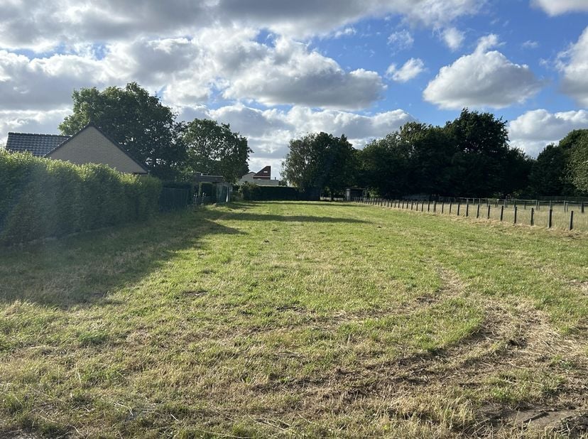 Rustig gelegen stuk weiland met façade van 19 meter. Ideaal voor de dierenliefhebber.&amp;nbsp;