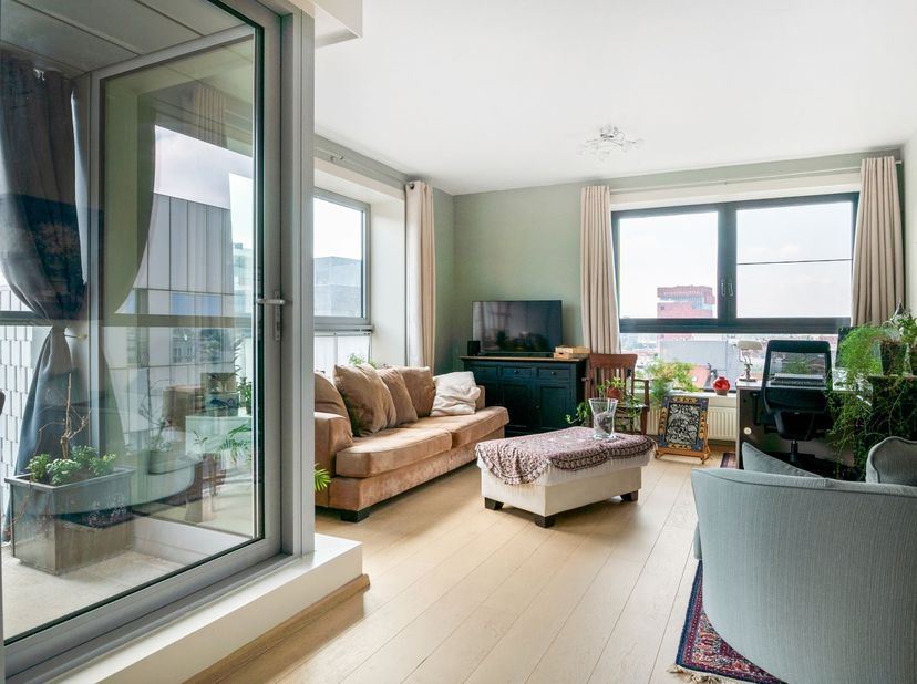 Situation :<br />
Ce magnifique appartement a été construit en 2009 et se trouve au 6e étage de la célèbre London Tower, située dans le quartier animé