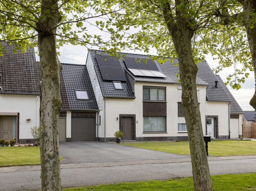 Cette solide maison familiale idéalement située se trouve dans un quartier calme et convivial au cœur d’Avelgem, à distance de marche des écoles, comm