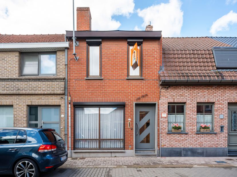 Deze op te frissen woning is gelegen in het centrum van Poperinge en heeft een uitweg achteraan het perceel.<br />
We betreden de woning langs de hal