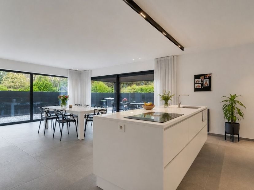 Exclusieve villa uit 2025 met zwembad, en 256 m² wooncomfort in Genk. Deze hoogwaardig afgewerkte villa combineert hedendaagse architectuur met een ru