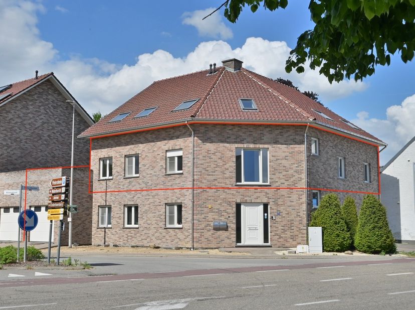 Ruim en veelzijdig appartement met 3 slaapkamers nabij het centrum van Lanaken.<br />
<br />
Op een gunstige ligging aan de Waterstraat 2 in Lanaken b