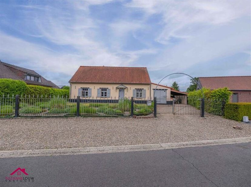 Karaktervolle, vrijstaande woning op riant perceel, met inpandige garage en carport, nabij het centrum<br />
Troeven<br />
- Authentieke uitstraling<b