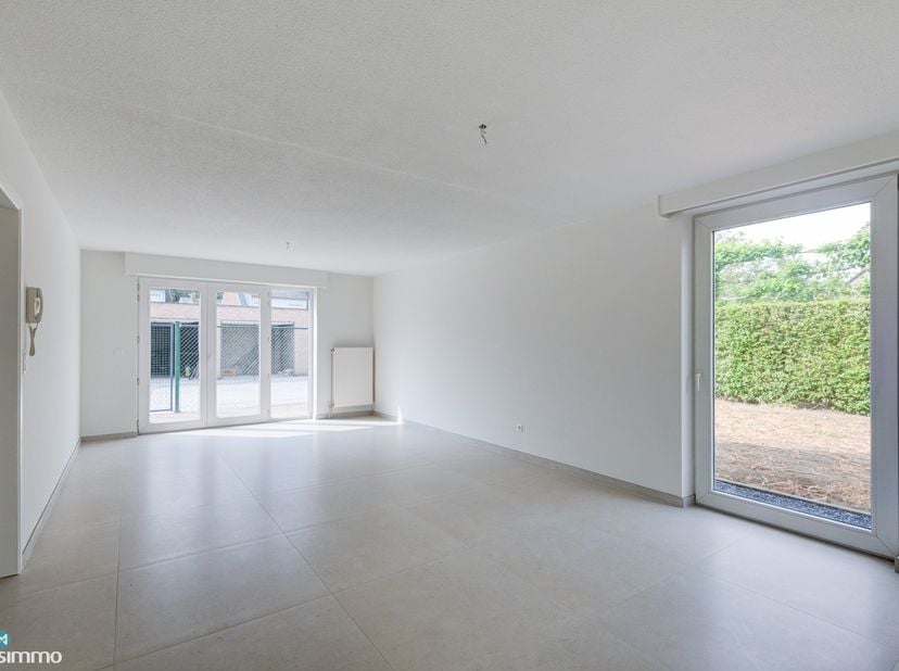 INSTAPKLAAR GELIJKVLOERS APPARTEMENT MET 2 SLAAPKAMERS, BERGING EN AUTOSTAANPLAATS NABIJ HET CENTRUM VAN BILZEN<br />
<br />
Dit instapklaar gelijkvlo