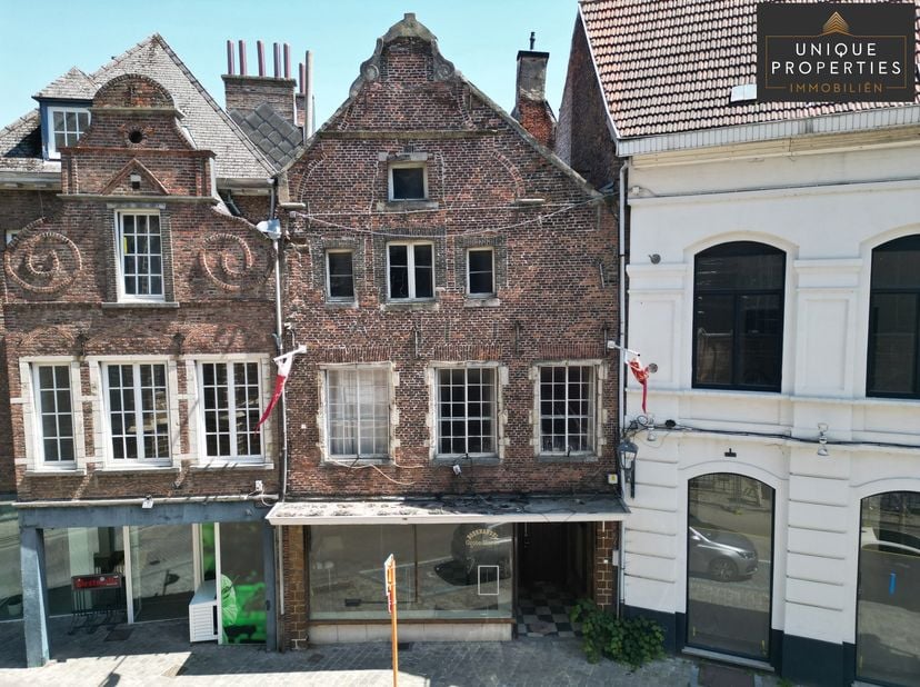 Unique Properties verkoopt dit karaktervol renovatieproject op toplocatie in het hart van Diest!<br />
Op een uitzonderlijke ligging aan de Grote Mark