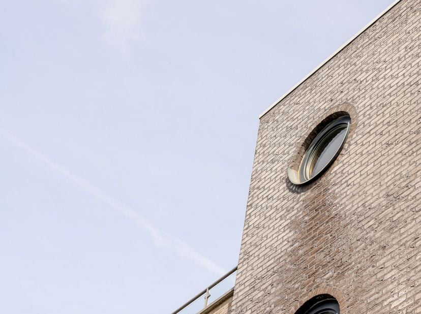 LEUKE PENTHOUSE MIDDENIN DE STAD ! Deze eigentijdse duplex vind je op de hoogste verdieping van een jonge (bouwjaar 2009) kleinschalige residentie met