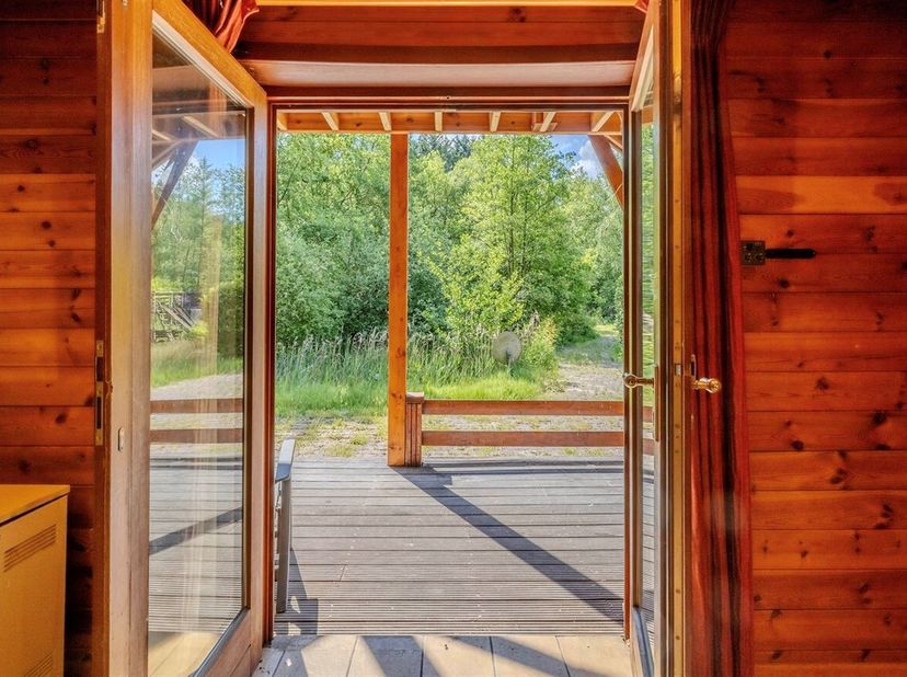 Unieke vakantiewoning met 2 slaapkamers op perceel van 3881 m².<br />
In de woonkamer staat de houtkachel centraal en kan men genieten van veel lichti