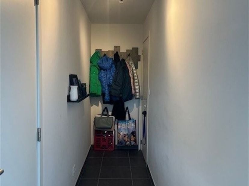 Mooi appartement met 1 slaapkamers, ruim terras en autostaanplaats<br />
Ligging: Het appartement is zeer gunstig gelegen pal in het centrum van Zoers
