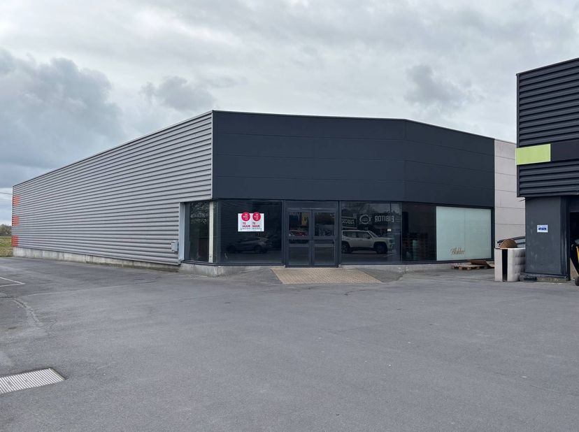 Langs de Brugsesteenweg te Roeselare bevindt zich deze baanwinkel / handelspand van ca. 900 m² te huur. <br />
<br />
Ruime gemeenschappelijke parking