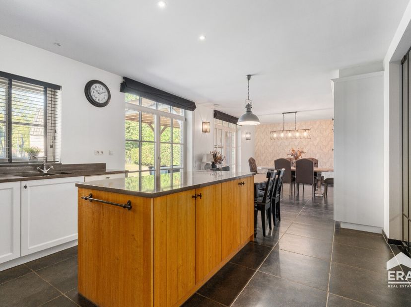 Bent u op zoek naar een ruime woning (328m²) met tal van mogelijkheden, een aangename tuin en een praktische ligging in Mol? Dan is deze woning aan de