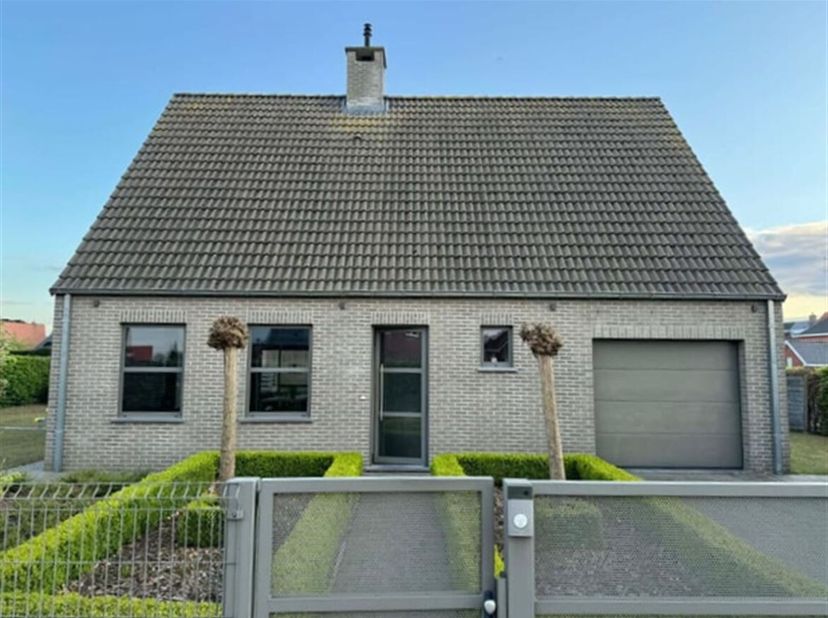 harmante gezinswoning met 4 slaapkamers.<br />
Deze prachtige gezinswoning straalt rust en ruimte uit.<br />
Rustig gelegen en toch kortbij het centru