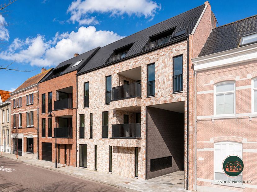 Op de derde verdieping van de stijlvolle en kleinschalige Residentie Qiyen bevindt zich dit laatste en unieke 2-slaapkamerappartement - een verfijnde