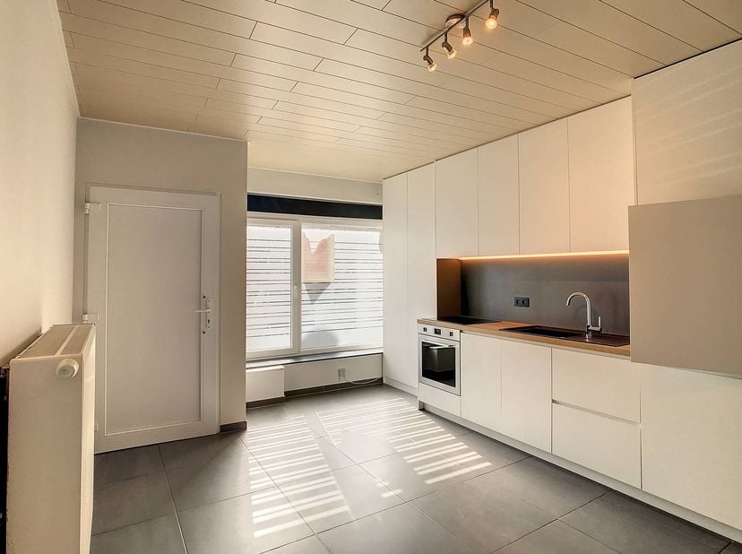 Cette maison mitoyenne rénovée est située dans le centre de Proven. Dans le village même, vous trouverez 2 supermarchés, une boulangerie-boucherie et