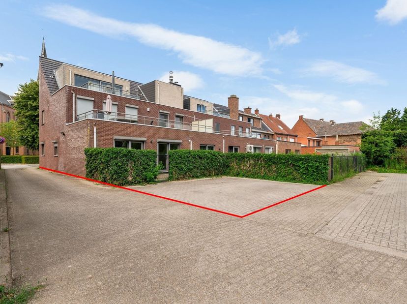 Ruim gelijkvloersappartement met 2 slpks en tuin<br />
Dit ruim appartement is gelegen op de gelijkvloerse verdieping van een residentie uit 2005. De