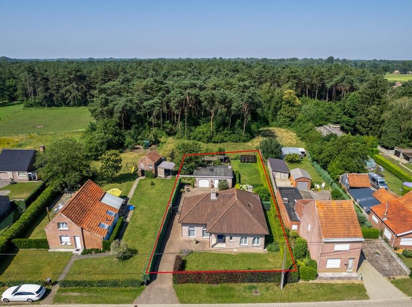 Maison de plain-pied sur un terrain de 9 ares et 94 centiares, avec possibilités d'agrandissement<br />
Cette maison date de 1996 et est en bon état d
