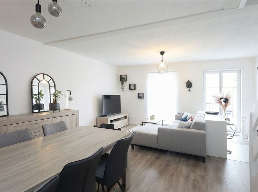 Ruim appartement (120m²) met 2 slaapkamers op centrale locatie in Maasmechelen - Opbrengsteigendom<br />
<br />
Omgeving:<br />
+ Gelegen in hartje
