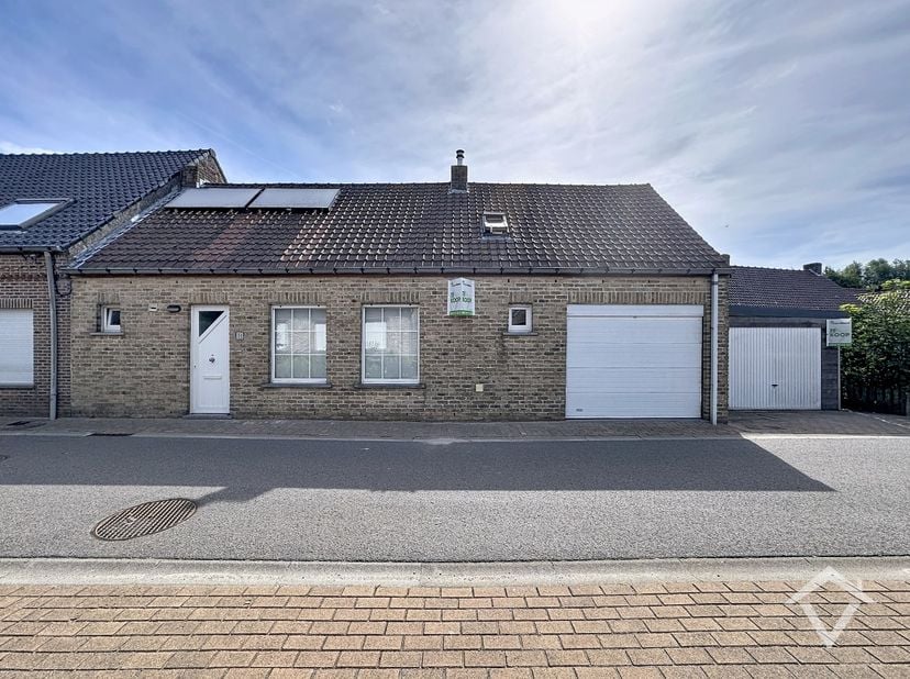 Deze woning is gelegen in het centrum van Ichtegem en betstaat uit: inkomhal - toilet - badkamer - living - keuken - veranda - berging - wasplaats - t