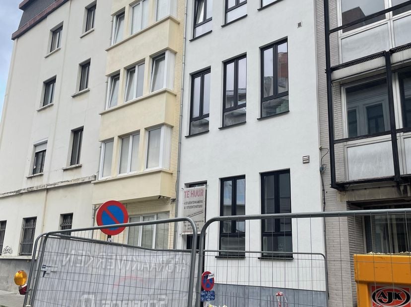 Te huur Olijftakstraat 5 Antwerpen mooi ruime studentenkamers in een gerenoveerd pand .<br />
De kamers zijn  ongeveer 17M2 ruim met hoge plafonds.<br