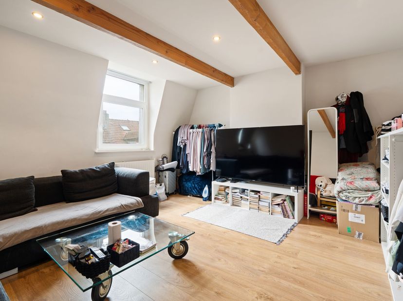 Bent u op zoek naar een instapklaar appartement met een uitstekende ligging? Dit prachtig gerenoveerde duplexappartement met één slaapkamer bevindt zi
