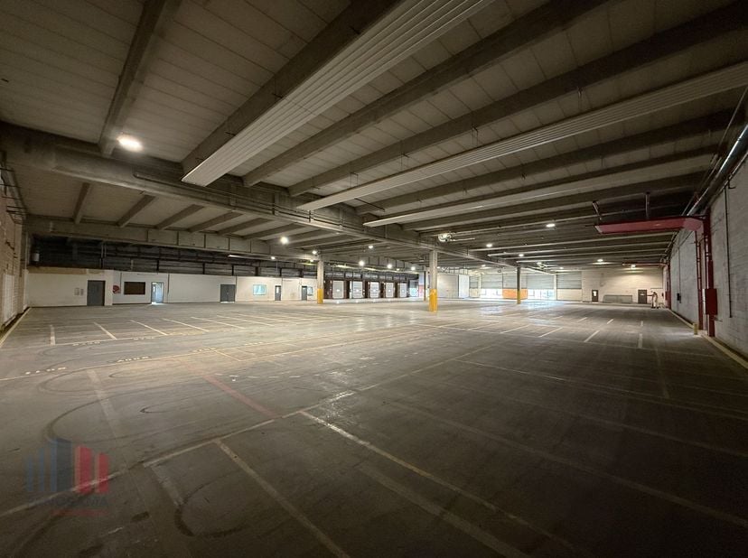 <br />
Entrepôt logistique fantastiquement situé avec une surface de 3.000 m² (extensible à de plus grandes surfaces) sur un site à 25.323 m² à louer