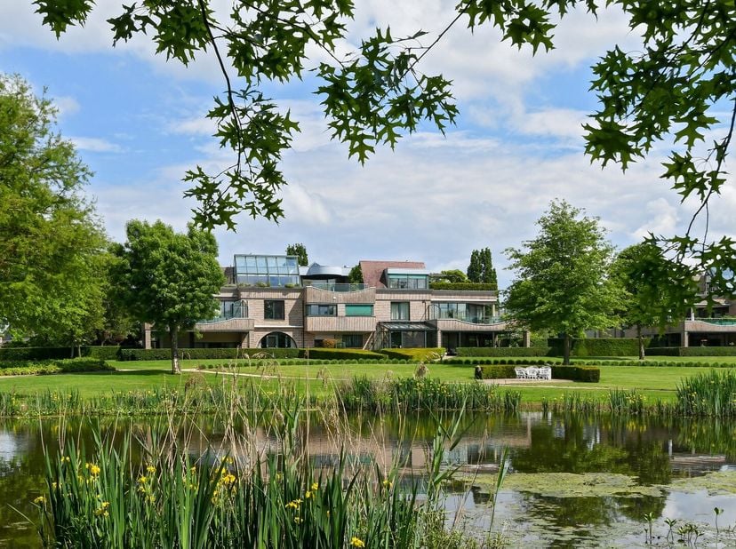 Dit prachtig instapklare gelijkvloerse appartement van meer dan 200 m² combineert ruimte, comfort en een uitstekende ligging. U beschikt over een ruim
