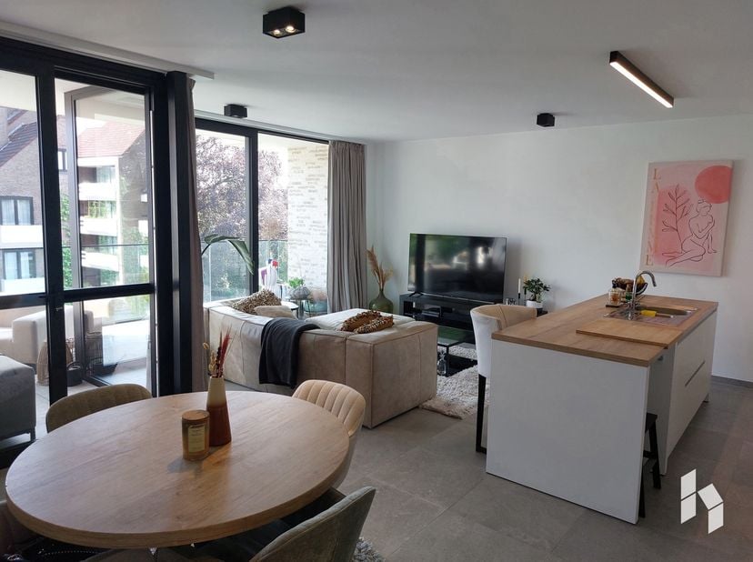 Luxueus nieuwbouwappartement ( 105 m² ) op de derde verdieping met 2 ruime slaapkamers en prachtig terras ( 20 m² ) in het centrum van Mol! Het terras