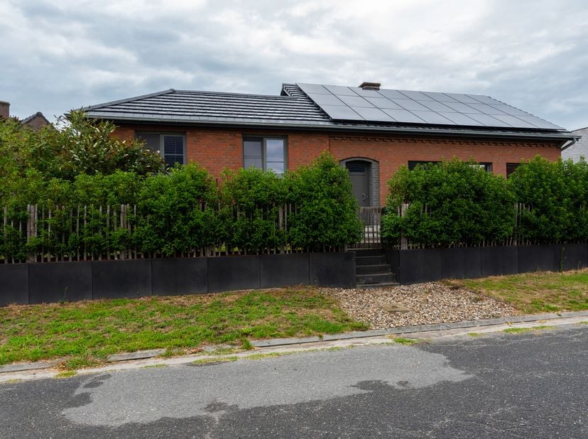 Rustig wonen, veel licht, een tuin rondom, veranda én 24 zonnepanelen? Check! Deze gerenoveerde open bebouwing combineert comfort en energiezuinigheid