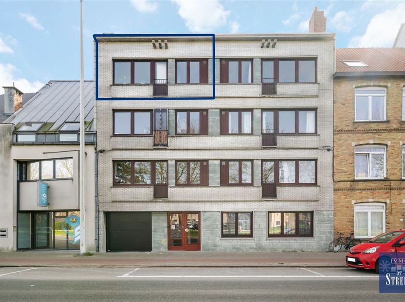 Goed onderhouden, zonnig appartement gelegen op 3de verdieping van een kleinschalig gebouw aan de Elisabethlaan te Oostende. Het appartement omvat een