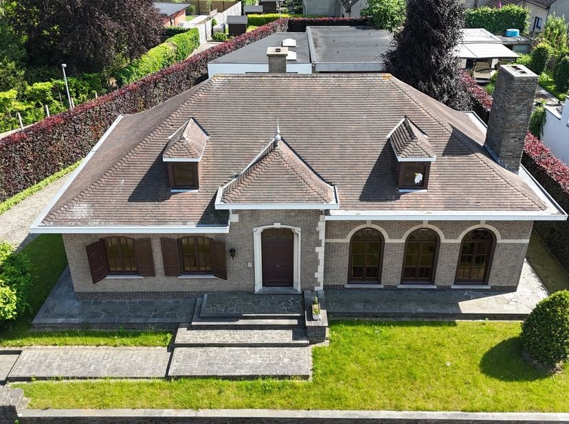 Deze statige alleenstaande villa te Harelbeke combineert royale woonvolumes, solide bouwkwaliteit en een uitzonderlijk potentieel. Gelegen op een mooi