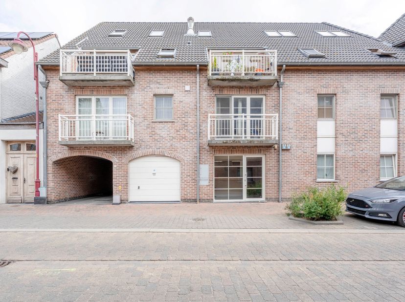 In het hart van Lotenhulle bevindt zich deze volledig ingerichte en instapklare kantoorruimte op het gelijkvloers, die jarenlang dienstdeed als bankka